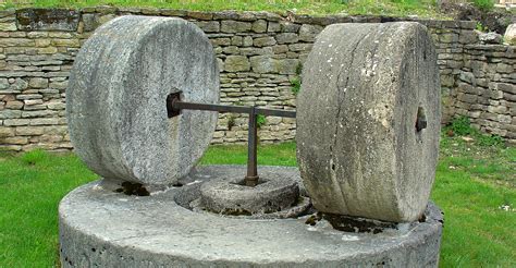 Meules de silex d'un moulin traditionnel