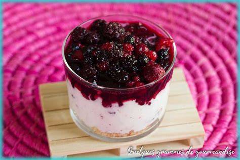 Illustration d’un dessert fromage blanc avec confiture et fruits