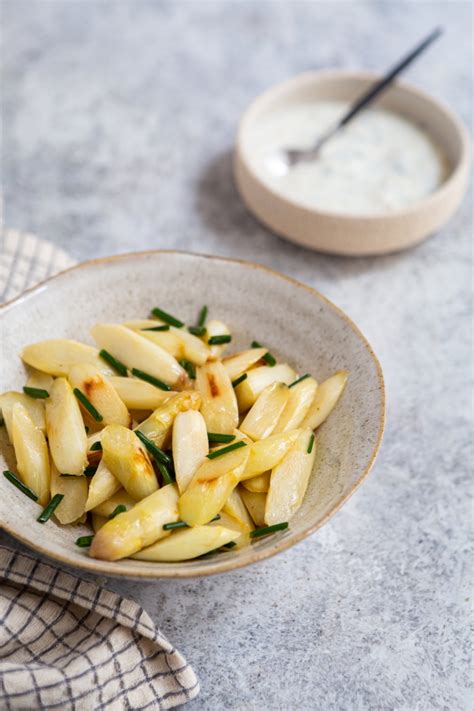 Assiette d’asperges blanches sautées au beurre avec sauce yaourt