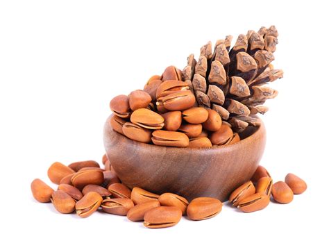 Bol de pignons de pin et d'amandes