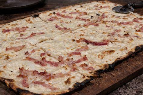 tarte flambée traditionnelle Alsace et cuisson au feu de bois