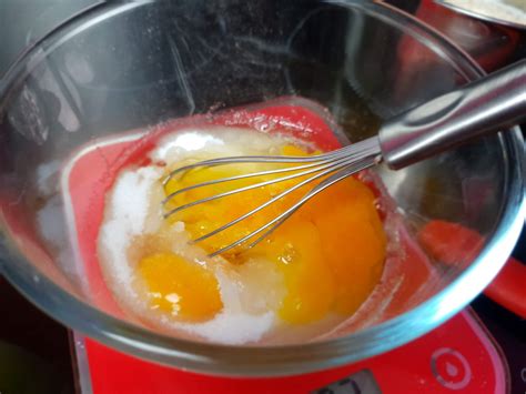 Mélange de jaunes d'œufs et de sucre blanchissant