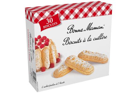 Biscuits à la cuillère trempés dans du coulis de fraises