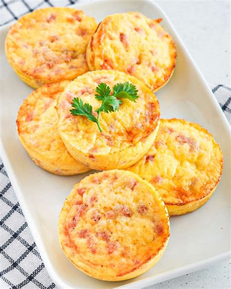 Mini quiches sans pâte dans des moules à muffins