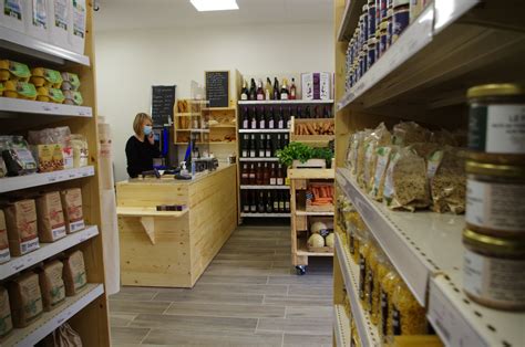 Intérieur d'une épicerie de village avec produits locaux