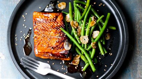 assiette de saumon sauce champignons avec haricots verts