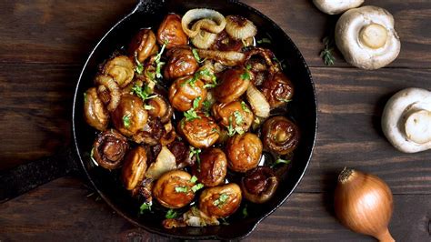 poêle avec champignons dorés