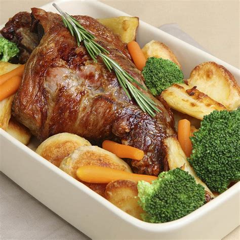 image d’un gigot d’agneau au four avec légumes