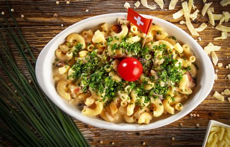 Plat de macaronis du chalet fumant