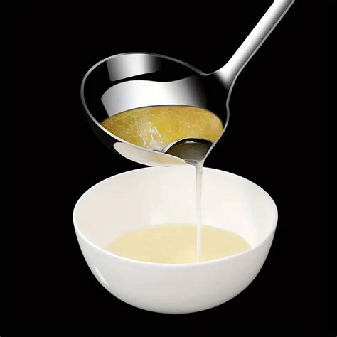 Vue rapprochée d'une louche ajoutant du bouillon aux pâtes