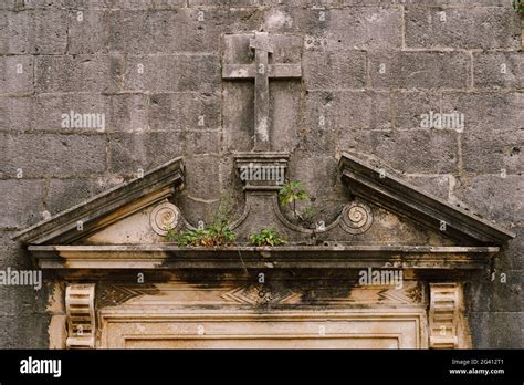 Croix sculptée avec bas-relief