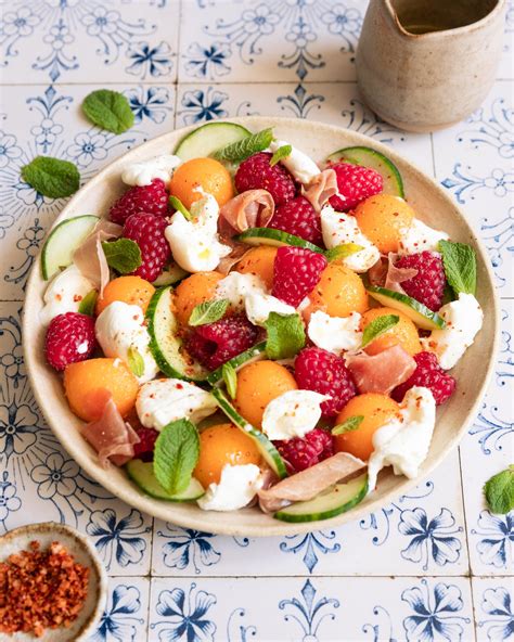 Préparation d'une salade fraîcheur avec des ingrédients colorés