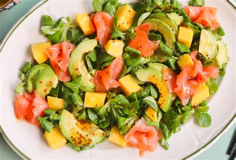 Plat final de salade d'avocat et saumon fumé présenté