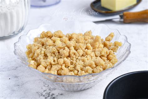 Bol avec les ingrédients pour la pâte à crumble