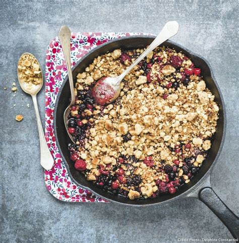 Poêle avec crumble en préparation