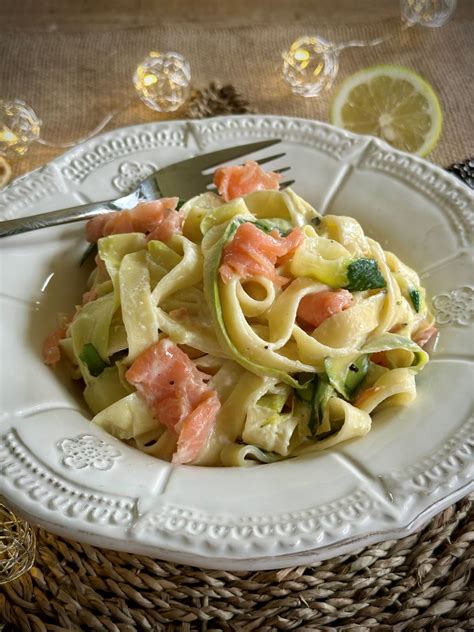 Tagliatelles au pesto et saumon fumé dans une poêle