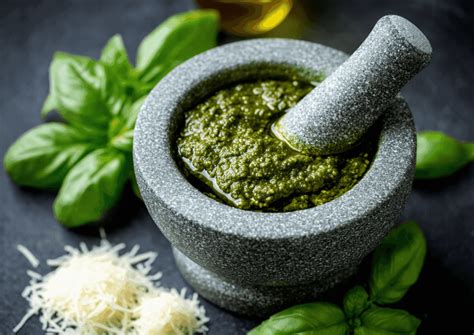 Bol de pesto maison frais avec des ingrédients