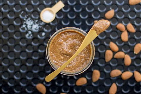 Bol de purée d'amandes avec quelques amandes autour