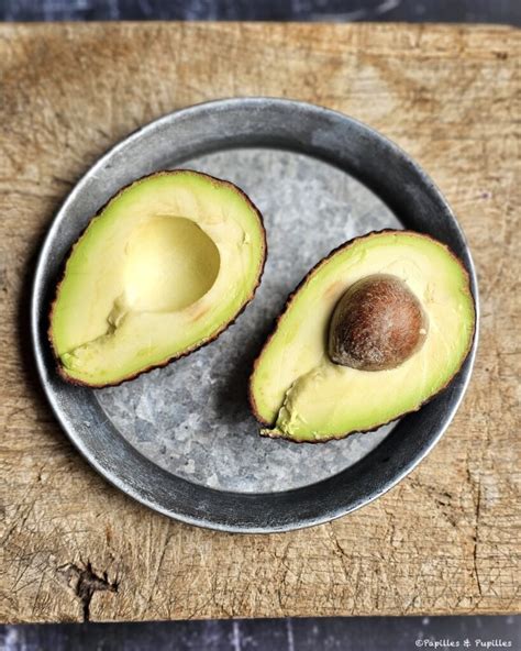 Avocat coupé en deux avec une cuillère à l'intérieur