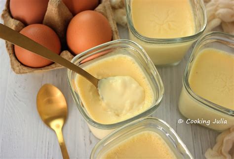 Œufs frais dans une boîte et un bol de crème liquide