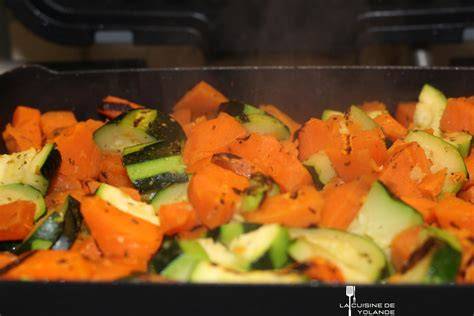 Courgettes et patates douces cuisant à la vapeur