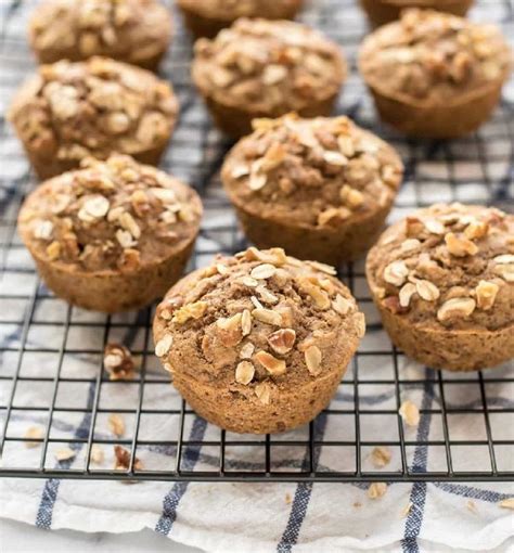 Gros plan sur la texture aérée d'un muffin sans farine