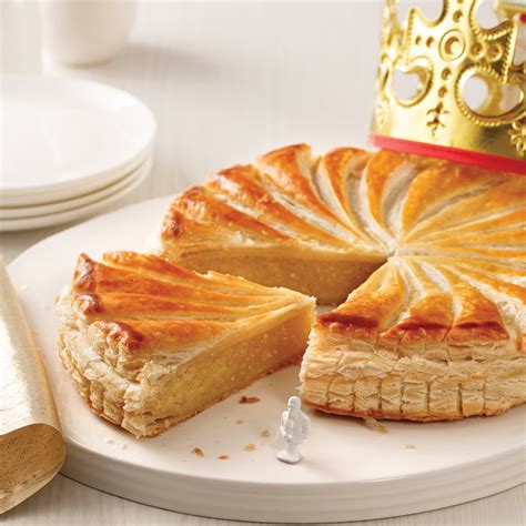 Une coupe de champagne et une part de galette des rois