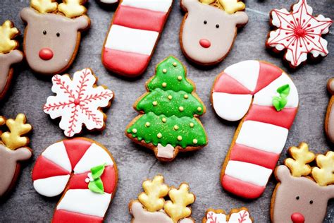 Un assortiment de biscuits décorés avec du glaçage royal de différentes couleurs