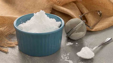 Un bol de sucre glace et un petit récipient d'eau, prêts à être mélangés