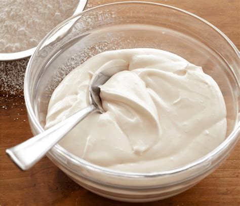 Un gâteau recouvert d'un glaçage royal blanc lisse et brillant