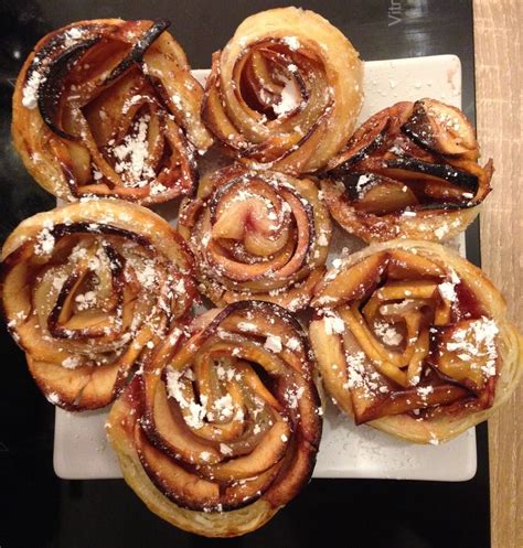 Lamelles de pommes disposées en rosace sur une pâte feuilletée