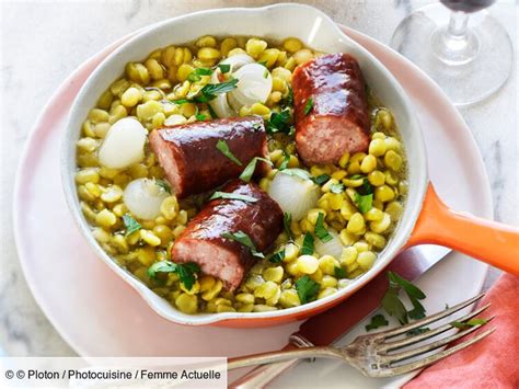 Poêle avec des pois cassés et des saucisses de Morteau fumées