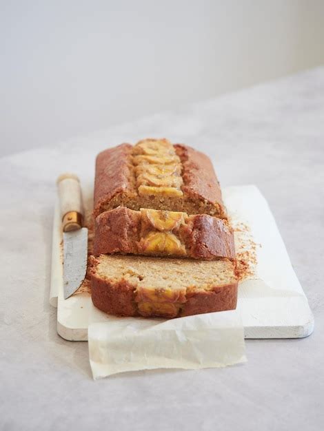 Pain aux bananes coupé en tranches avec des pépites de chocolat visibles