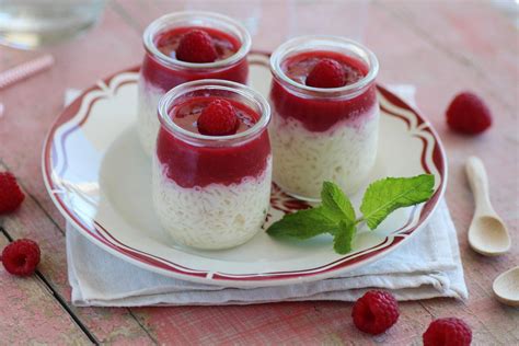 Ramequins individuels de riz au lait décorés de fruits rouges