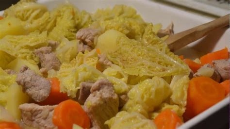 Préparation des ingrédients pour un sauté de porc au chou vert