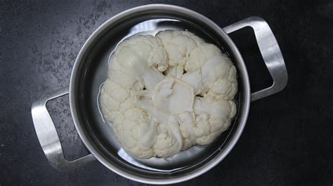 Chou-fleur entier dans un cuit-vapeur