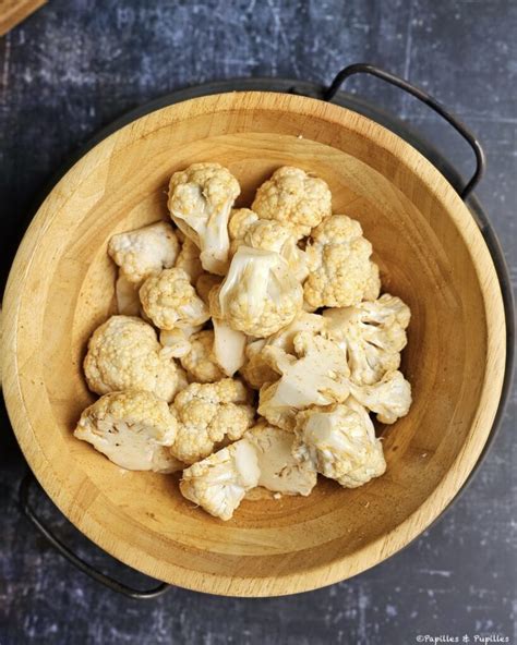 Fleurettes de chou-fleur dans un panier vapeur