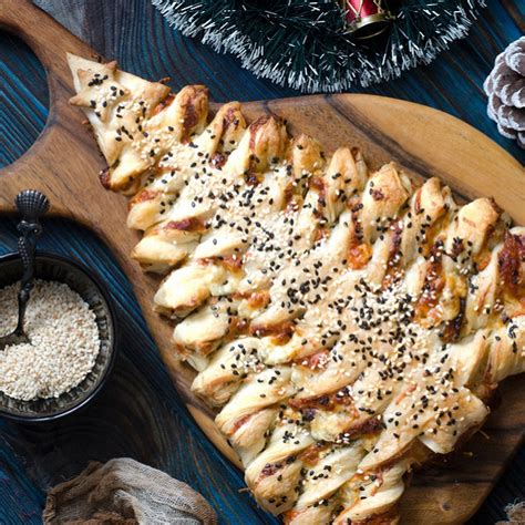 Sapin feuilleté décoré de graines de sésame et d'olives