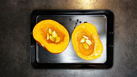 Potimarron entier coupé en deux pour montrer sa chair orange vif