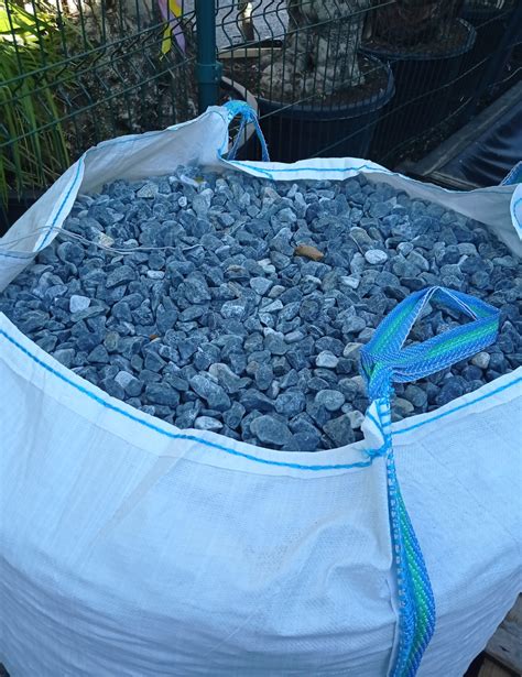 Sacs de galets noirs empilés prêts à être utilisés