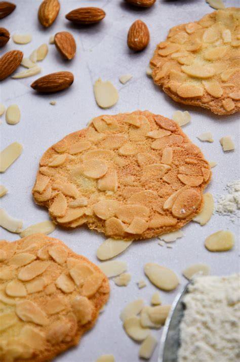 Image d’un plateau de biscuits amandine sablées garnies d’amandes effilées