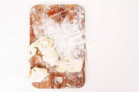Planche à pâtisserie farinée prête à abaisser la pâte sablée