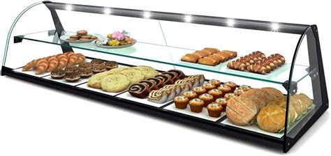 Vitrine d'une pâtisserie parisienne avec une variété de gâteaux et de viennoiseries