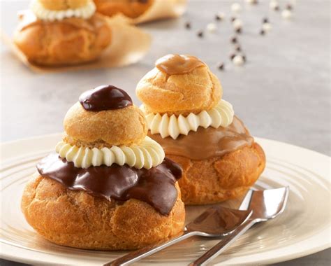 Une religieuse au chocolat et une religieuse au café