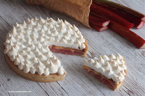 Une tranche de tarte à la rhubarbe meringuée garnie
