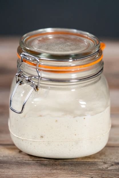 Levain naturel dans un bocal en verre