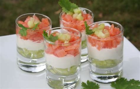 Verrine de saumon fumé, concombre et ricotta décorée