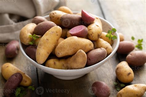 Pommes de terre crues lavées prêtes à être cuites