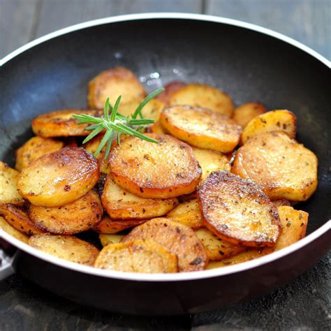 Pommes de terre sautées dorées et appétissantes dans une poêle