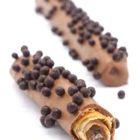 Vue éclatée des tubes feuilletés au praliné et matériel nécessaire